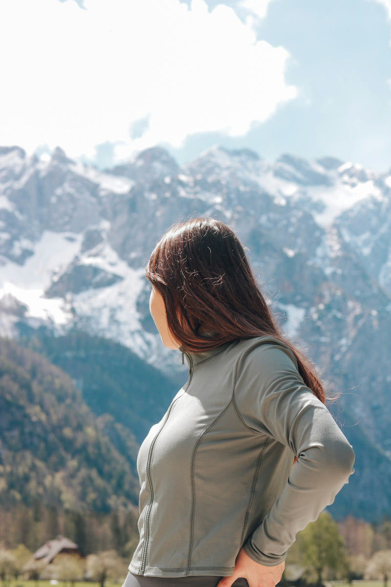Mujer con primera capa técnica frente a la cordillera nevada