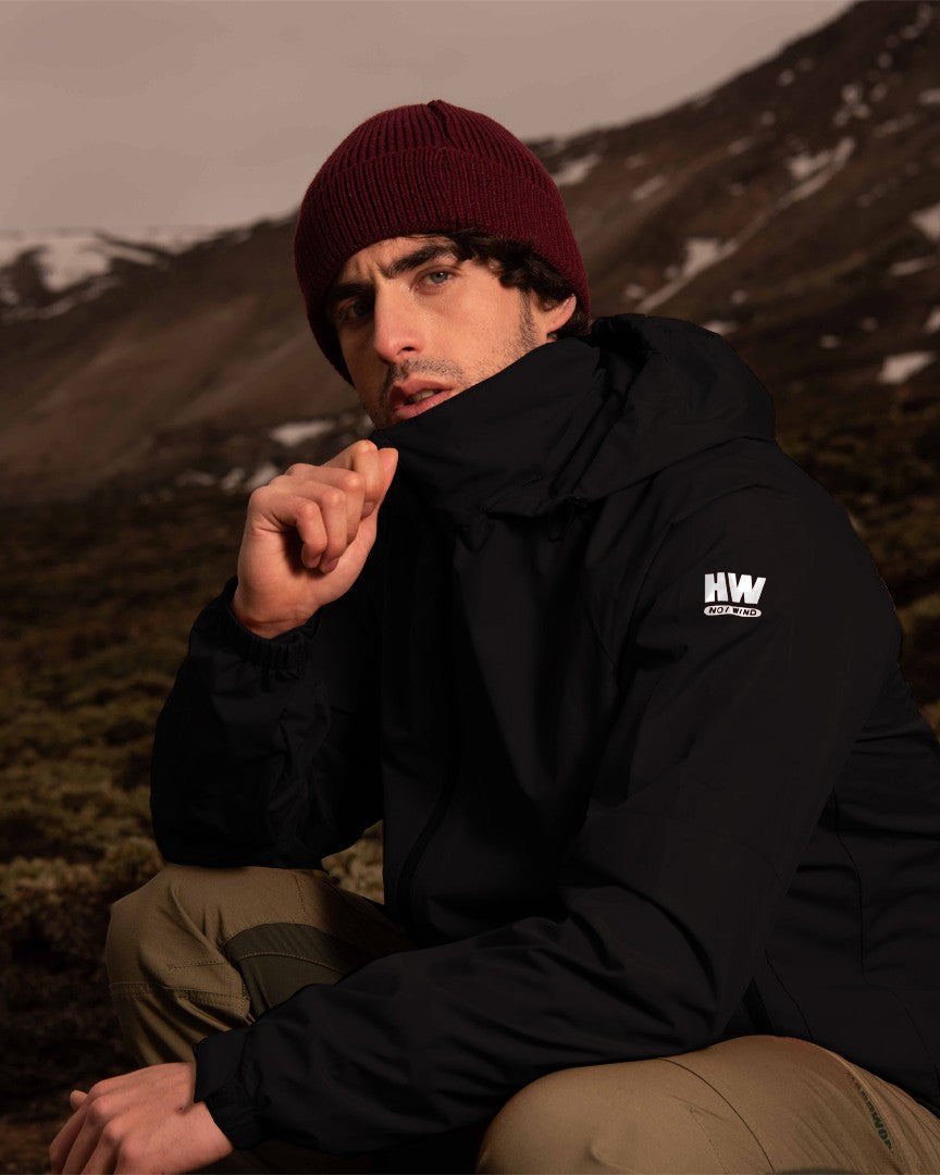 Hombre con Cortaviento Vent negro en el cerro