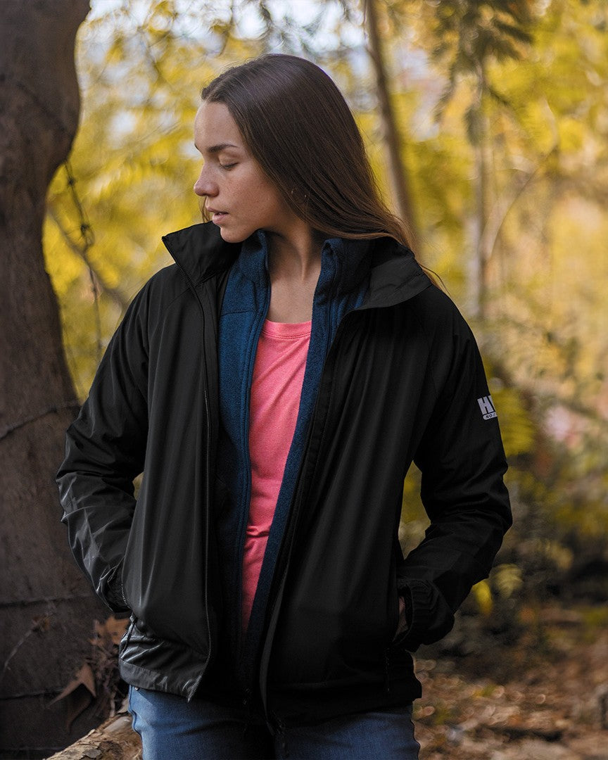 Mujer con Cortaviento Vent negro en el bosque