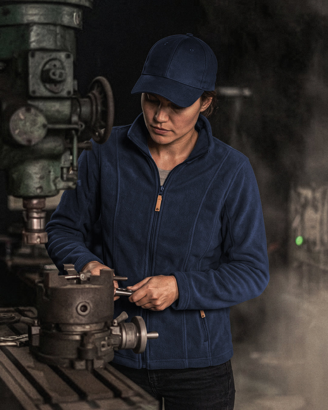 Polar Pardo para mujer color azul en uso