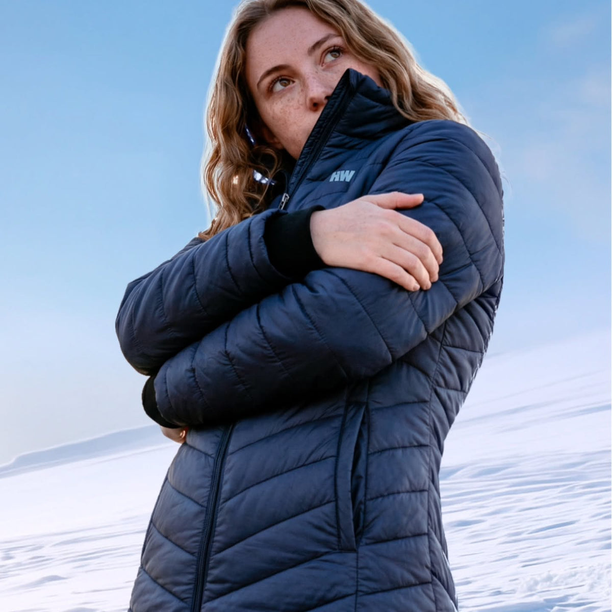 Mujer con Parka Larga Aurora azul en la nieve