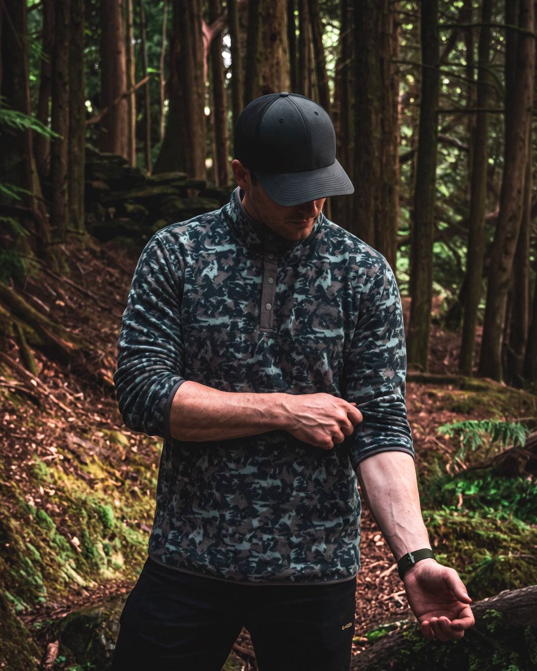 Hombre con Polar Mack estampado en el bosque