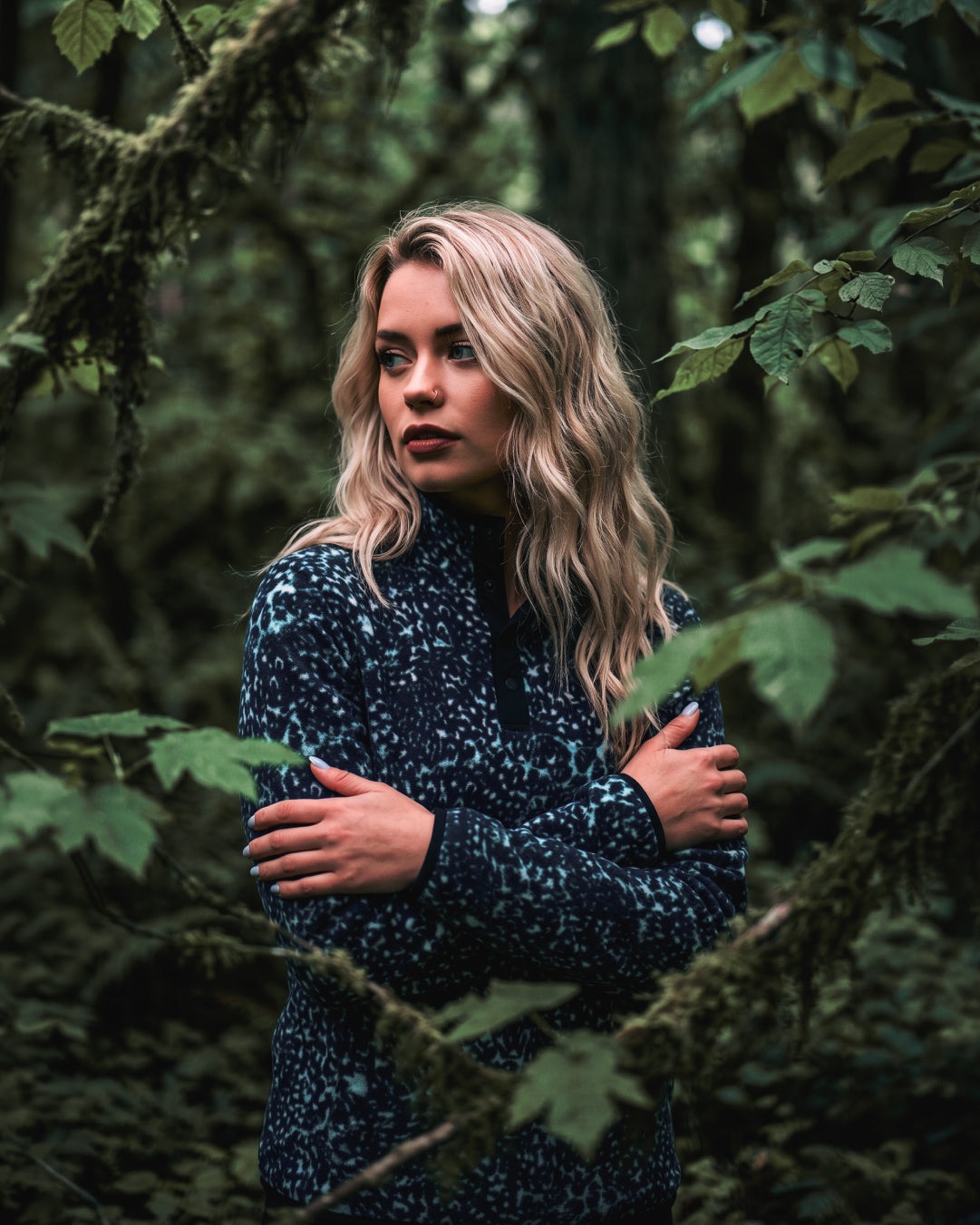 Mujer con Polar Mack estampado en el bosque