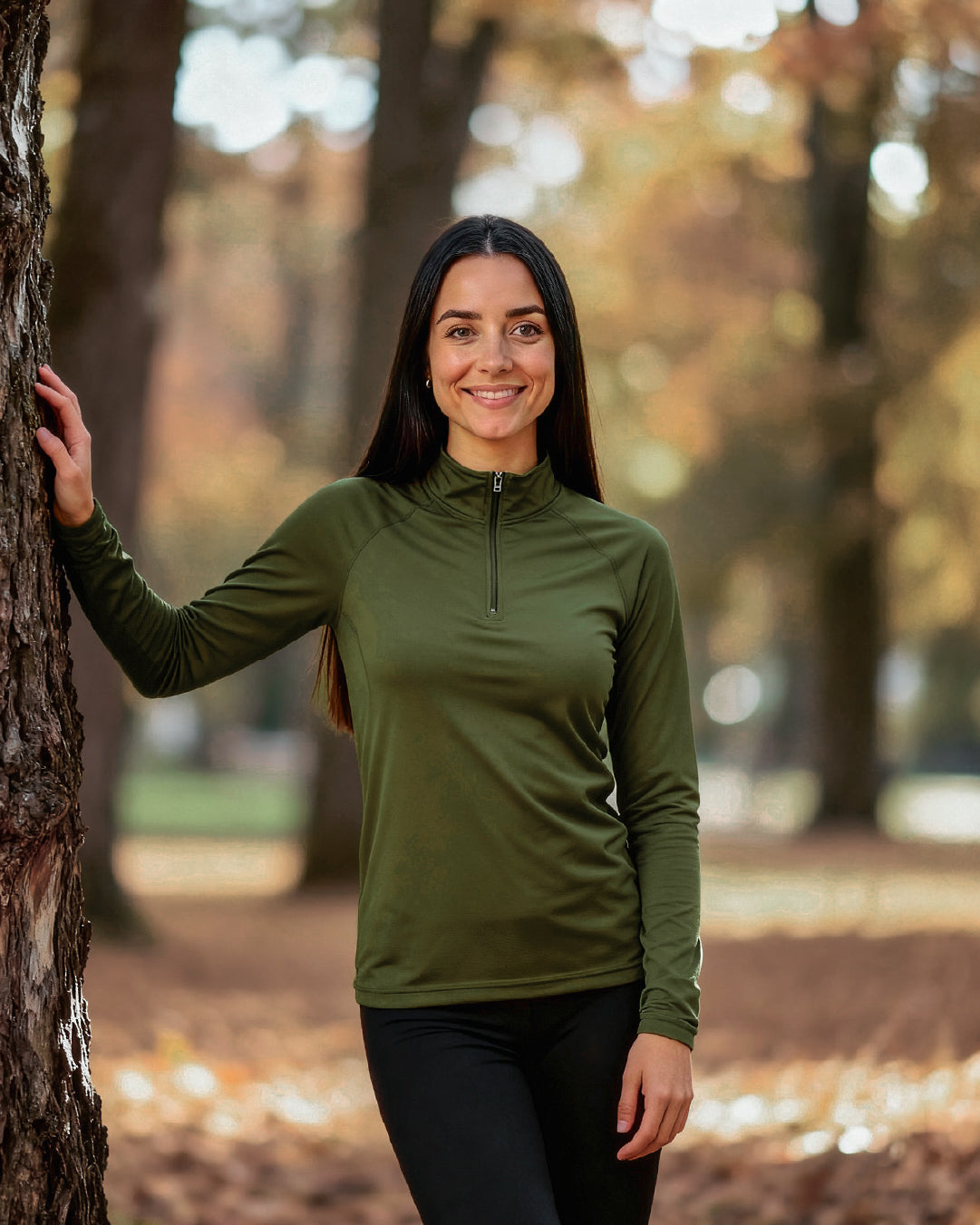 Mujer con Polera Half-Zip verde oliva al aire libre